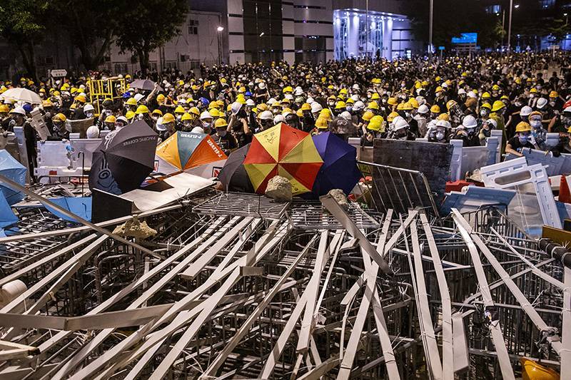 В Гонконге начали строить баррикады