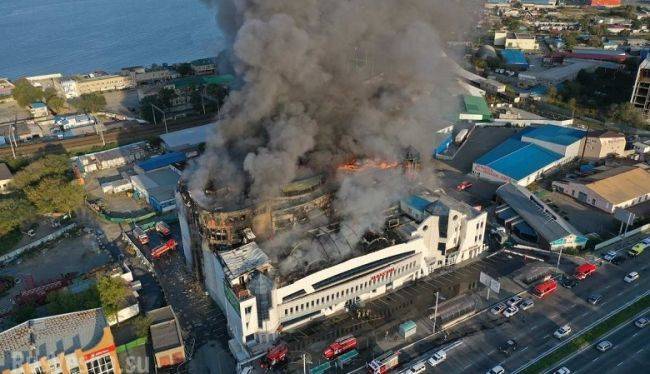 От пожара ТЦ во Владивостоке понесли потери 160 арендаторов, жертв нет