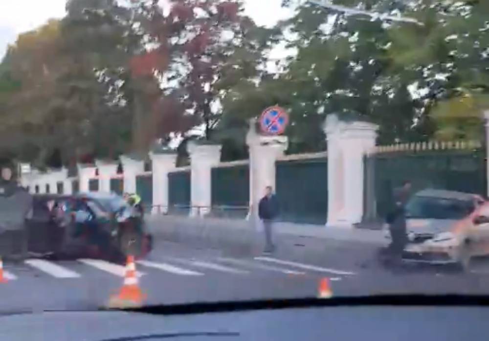 Пьяный водитель на «чепырке» серьезно покалечился после столкновения с Renault в Петергофе