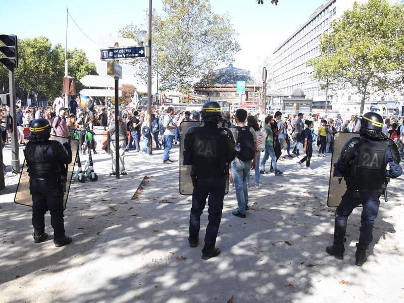 Полиция задержала более 160 человек на манифестациях в Париже