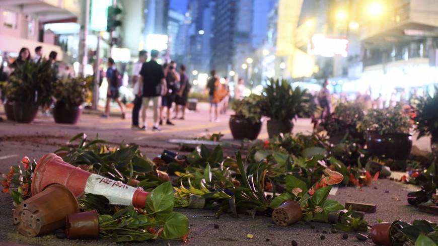 Полицейские Гонконга применили губчатые гранаты для разгона протестующих