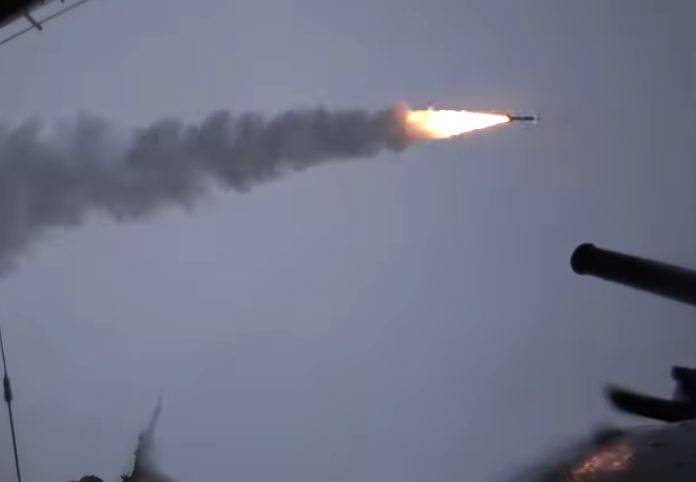Учения со стрельбой из противолодочного корабля из ЗРК «Кинжал» сняли на видео