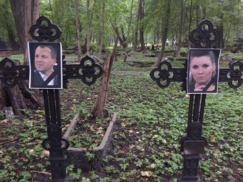 В Петербурге завели уголовное дело из-за фотографий политиков и пропагандистов на надгробиях