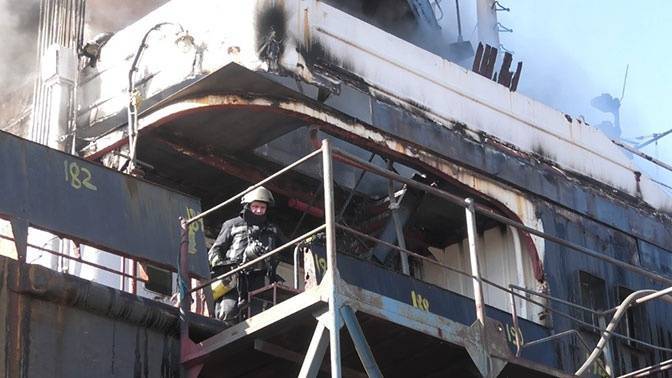 В Херсоне сгорело стоящее на ремонте судно