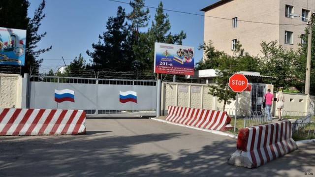 Дипломаты РФ в Таджикистане следят за судьбой двух раненых солдат