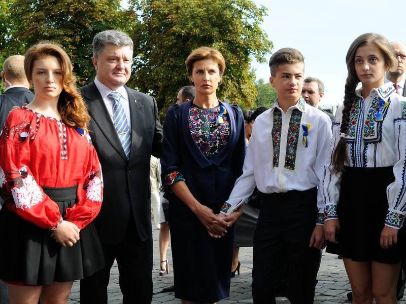Сын Порошенко заставил семью говорить дома только на украинском