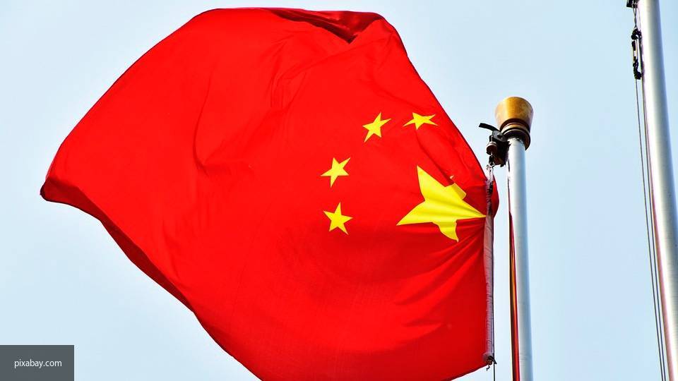 Тринадцатилетнюю девочку задержала полиция Гонконга за порчу флага КНР