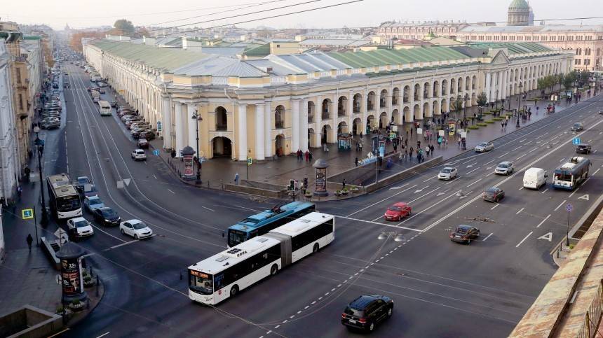 Видео: руферы Петербурга устроили фаер-шоу на крышах домов Невского проспекта