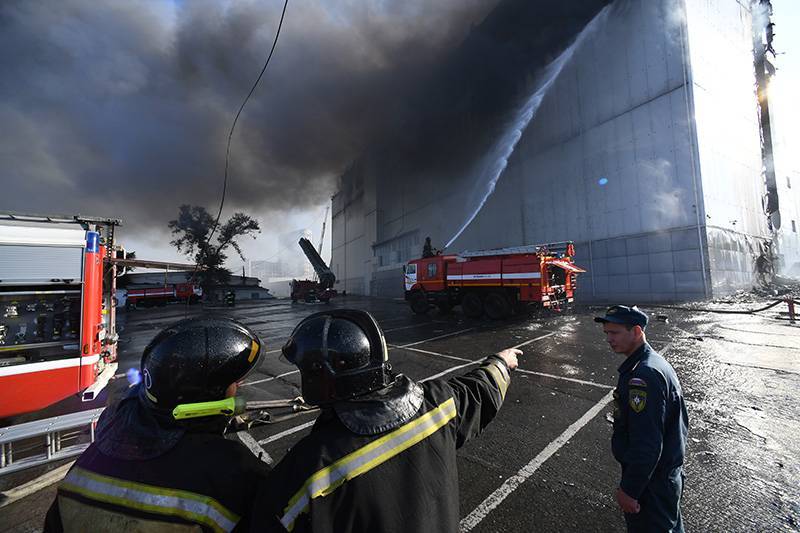 Пожар в торговом центре во Владивостоке тушили семь часов