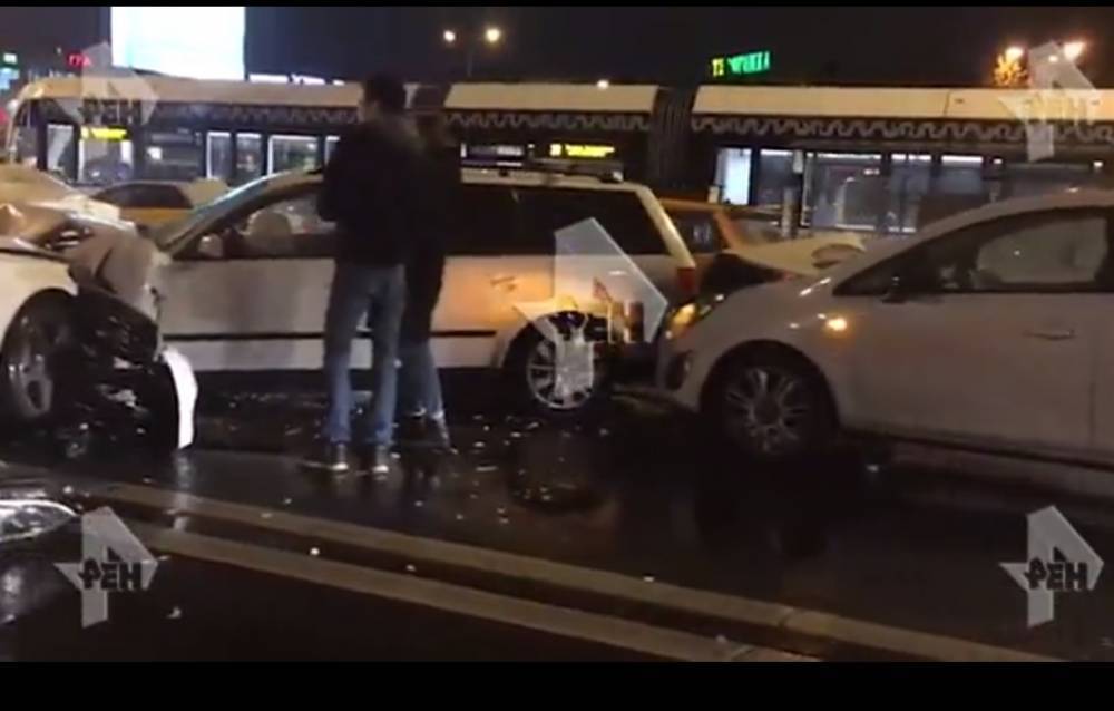 Видео: четыре машины столкнулись на дороге в Москве