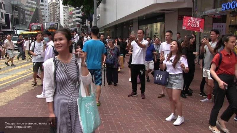 Полиция Гонконга задержала 13-летную девочку за сожженный флаг