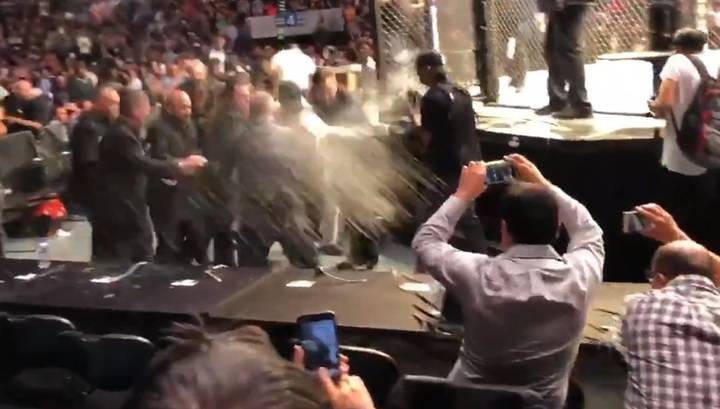 Главный бой на турнире UFC в Мексике завершился беспорядками. Видео