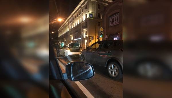 Водитель Mercedes сбил двух пешеходов в Петербурге