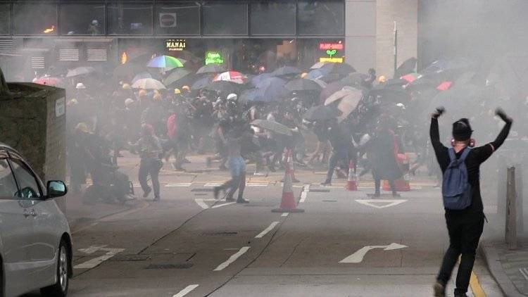 Правительство Гонконга раскритиковало действия радикальных протестующих
