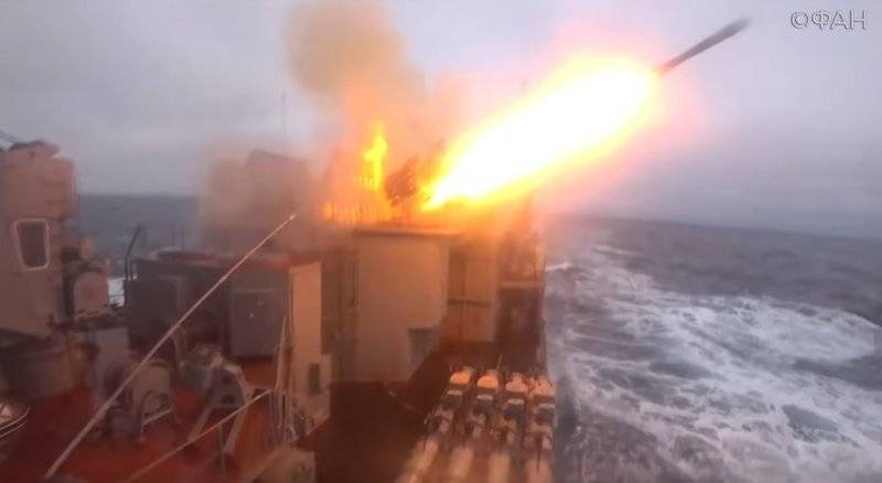Бой вооруженных «Кинжалами» российских кораблей в Баренцевом море сняли на видео