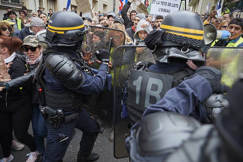 Массовые задержания в Париже: на улицы снова вышли "жёлтые жилеты"