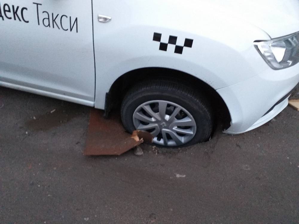 В Мурманске замаскированный колодец «поймал» автомобиль такси