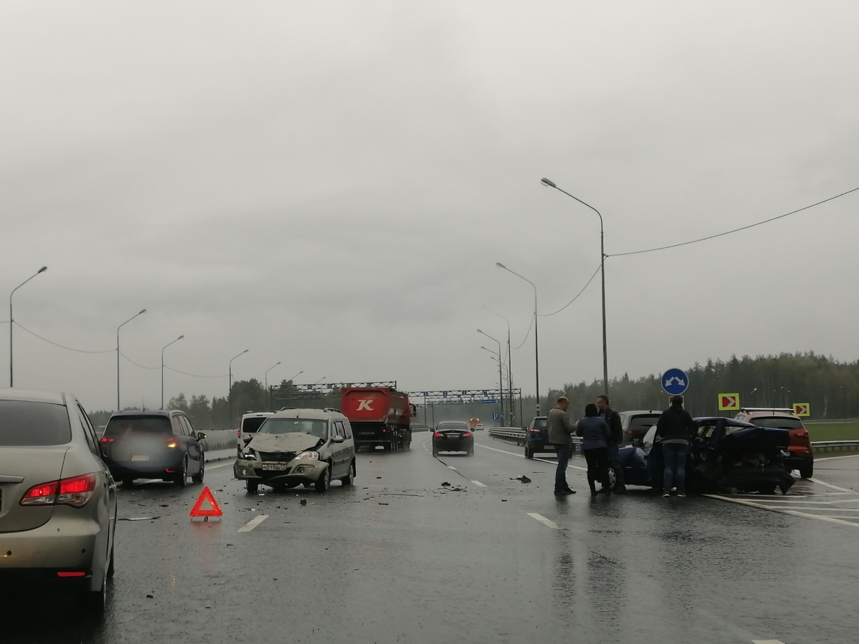 Два автомобиля перегородили «Скандинавию» после ДТП в Ленобласти перед Огоньками