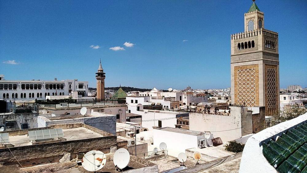 Работники отеля в Тунисе взяли в заложники британских туристов