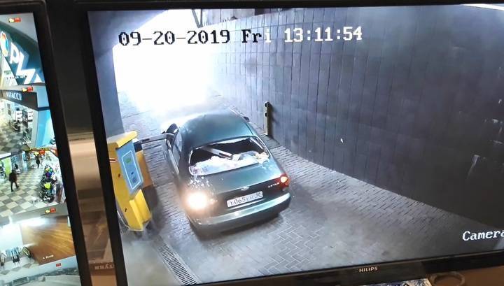 Напряженное противостояние водителя и шлагбаума в Симферополе попало на видео