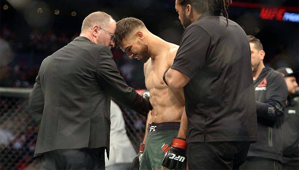 Видео: американского бойца UFC забросали бутылками после поединка