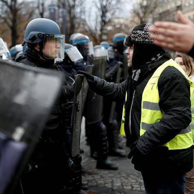 Число задержанных в ходе акции "желтых жилетов" в Париже возросло до 90