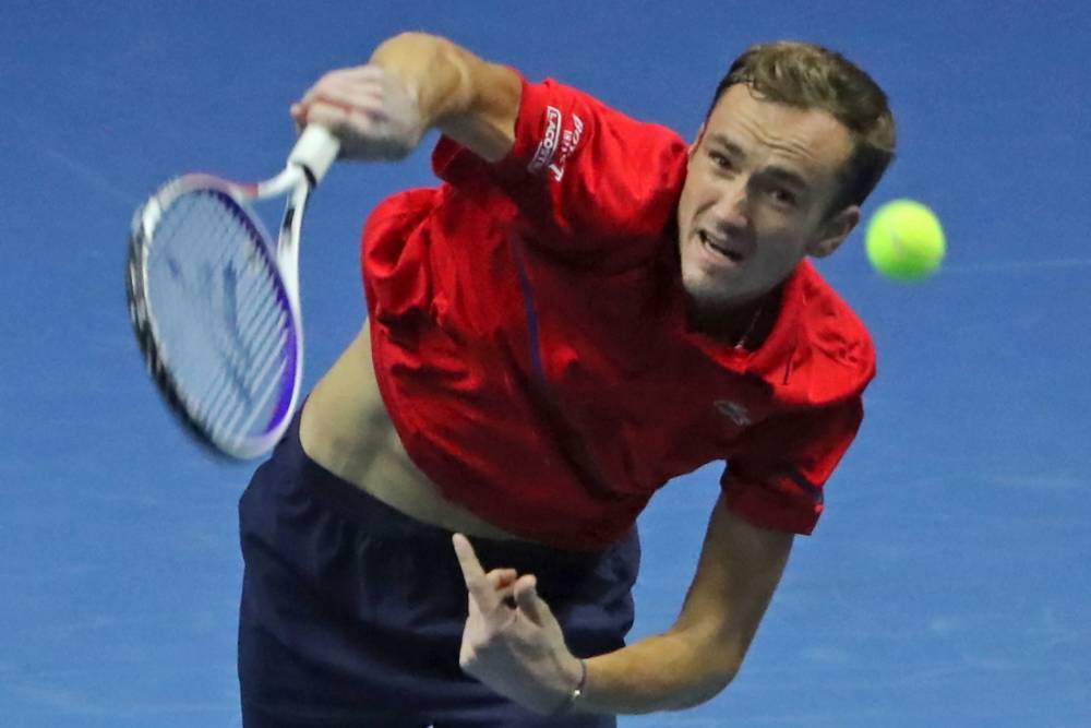 Медведев победил в финале турнира серии АТР в Санкт-Петербурга