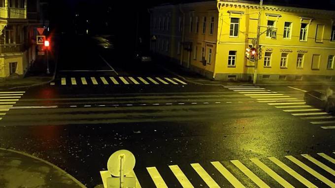 Видео: Три человека пострадали в результате ночной аварии в Петергофе.