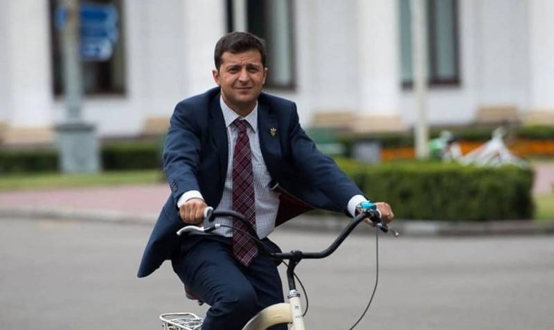 Экономическая политика Украины верхом на самокате и со смартфоном в руке