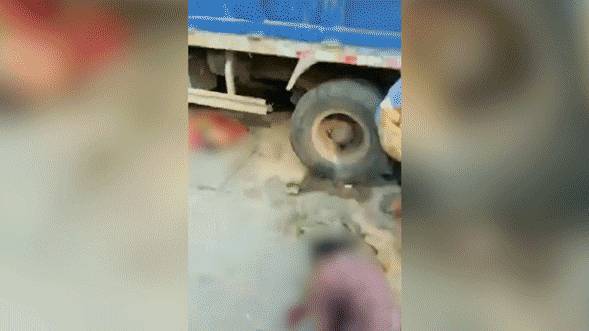 В Китае грузовик протаранил толпу, 10 человек погибло — видео.