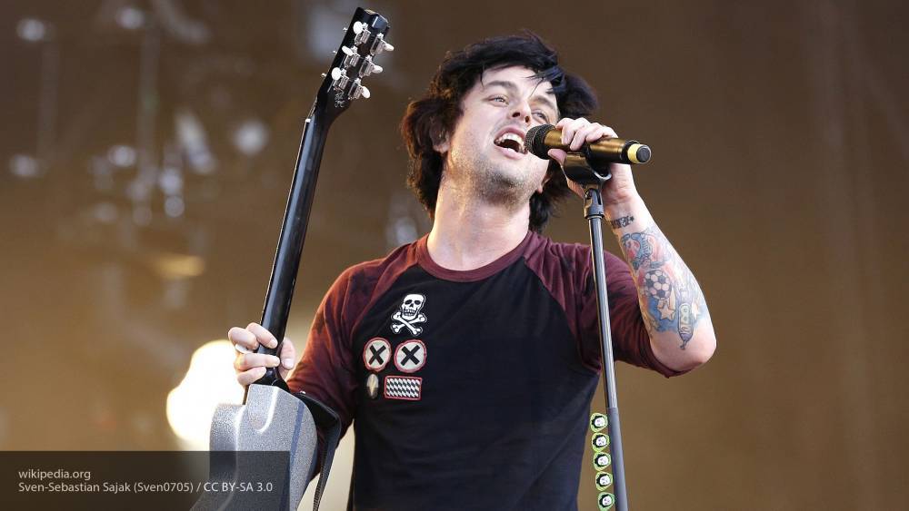 Группа Green Day поделилась с фанатами клипом на сингл Father Of All