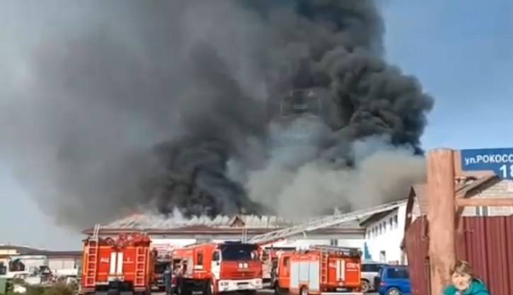 Пожар охватил склад на площади в тысячу "квадратов" в Красноярске