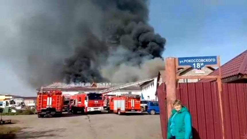 Видео: склад горит на площади 1000 квадратов в Красноярске