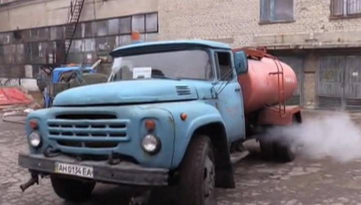 На стоянке в Деснянском районе Киева горят девять автоцистерн