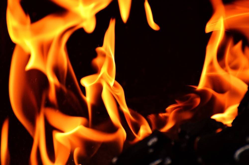 Пожар в хозпостройке и частном доме в Ленобласти тушили три часа