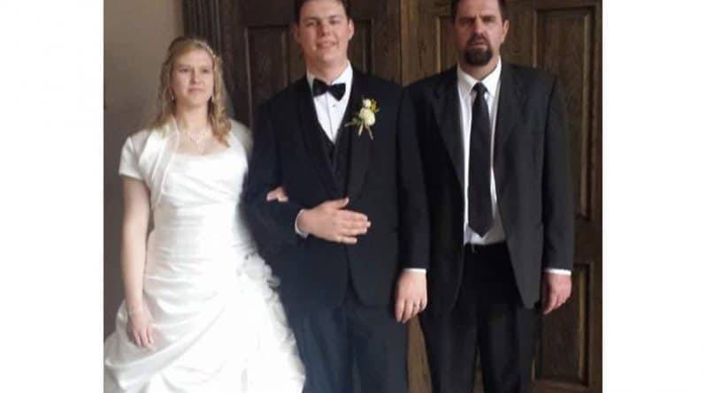 Соцсети в недоумении: как мог жених испортить собственное свадебное фото, появившись только в одном ботинке
