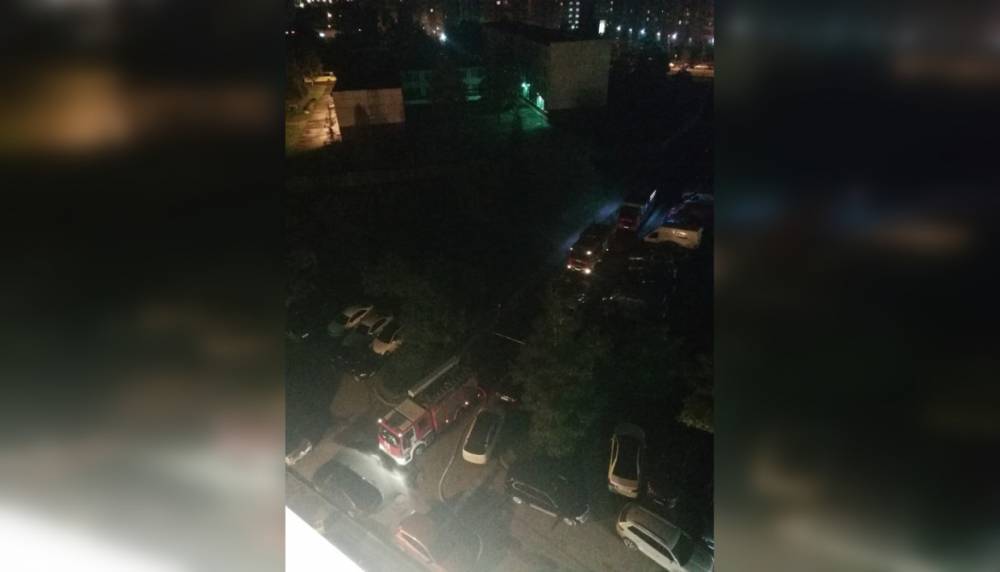 Спасатели вынесли пьяного мужчину из горящей квартиры в Купчино