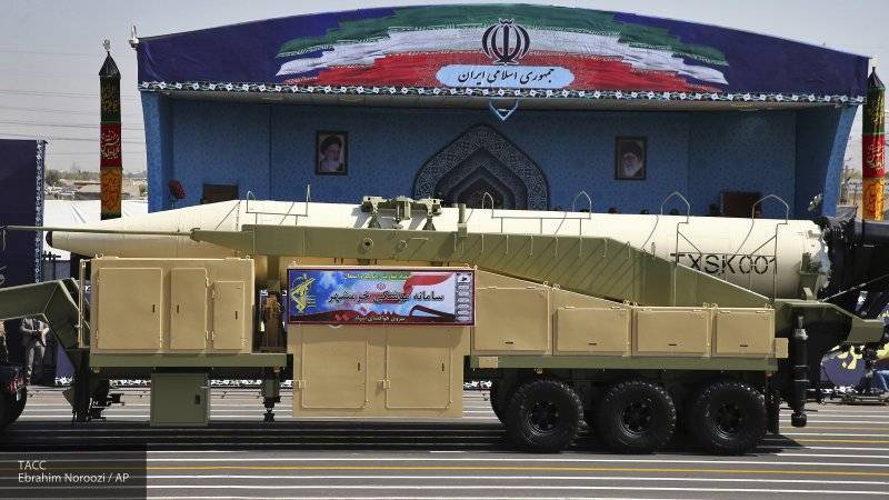 ВС Ирана показали на параде военной техники баллистическую ракету с новой боеголовкой