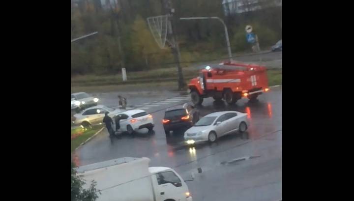 Водитель легкового авто погиб в ДТП с пожарной машиной в Челябинской области. Видео