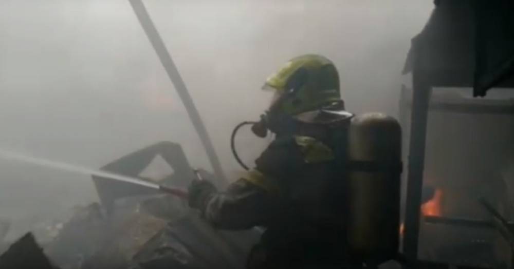 Более двух часов 14 огнеборцев тушили полыхающий дом в Выборгском районе