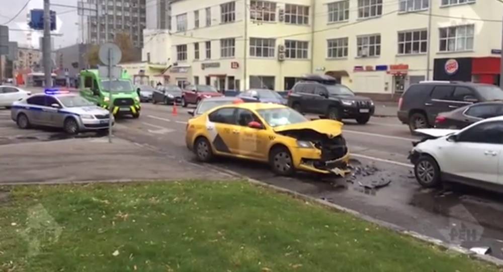 Видео: три автомобиля столкнулись на юге Москвы