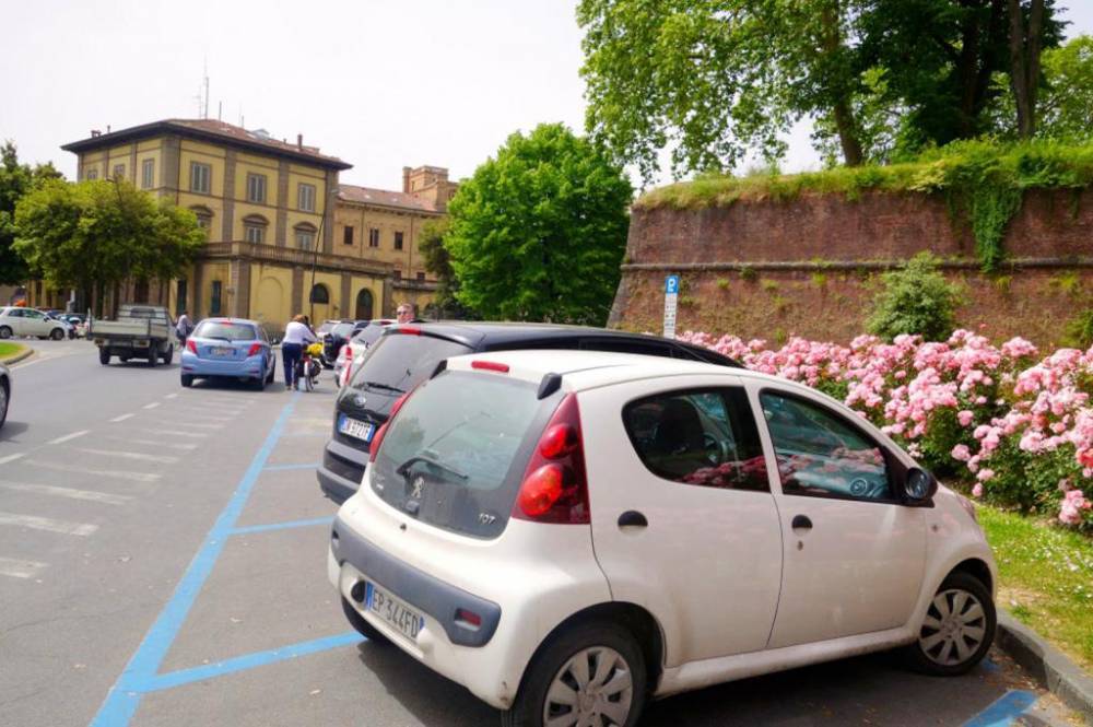 Итальянский священник разрешил парковать машины у церкви за молитвы