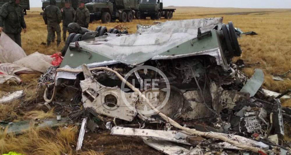 На учениях "Центр-2019" при десантировании разбились две боевые машины