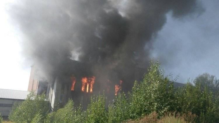 Два человека стали жертвами пожара в частном доме в Омске