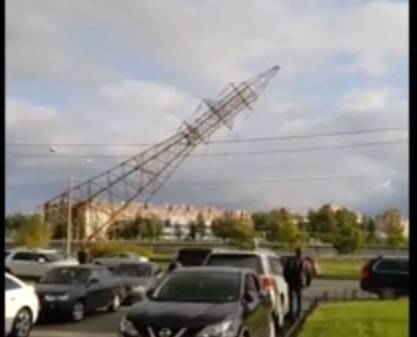 Видео: опора ЛЭП обрушилась в Петербурге