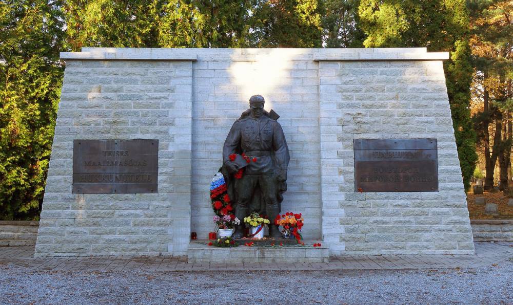 Посол РФ возложил цветы к памятнику Воину-освободителю в Таллине