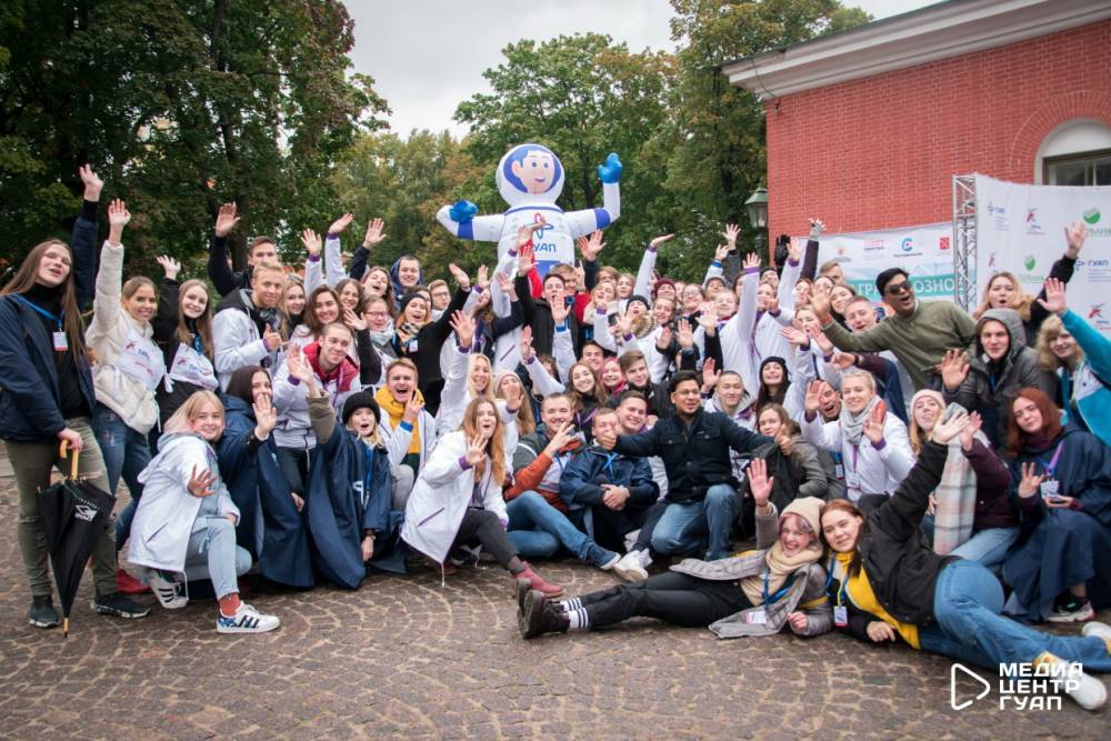 Более 2,5 тысяч первокурсников прошли парадом в центре Петербурга