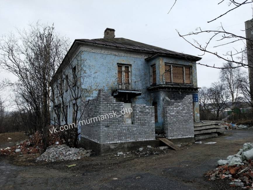 В Архангельске аварийный дом на Бадигина превратился в пожароопасную свалку