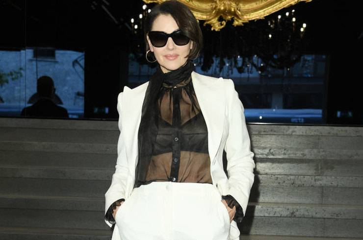Моника Беллуччи в черном бра и прозрачной блузке появилась на модном показе