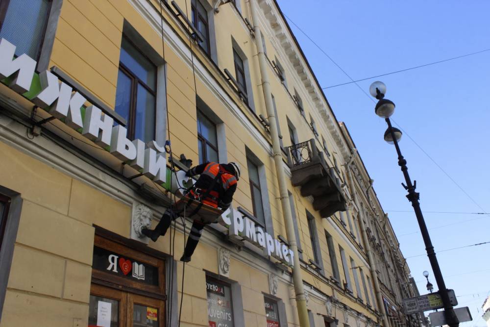 С исторических зданий Санкт-Петербурга снимут кондиционеры и антенны